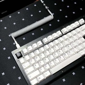 Dây cáp xoắn custom bàn phím cơ kết nối tinh tế giúp góc làm việc thêm thẩm mỹ