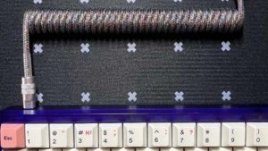 Dây cáp bàn phím cơ tối giản đơn sắc phong cách minimalist được dân chơi phím yêu thích giúp góc setup gọn gàng.